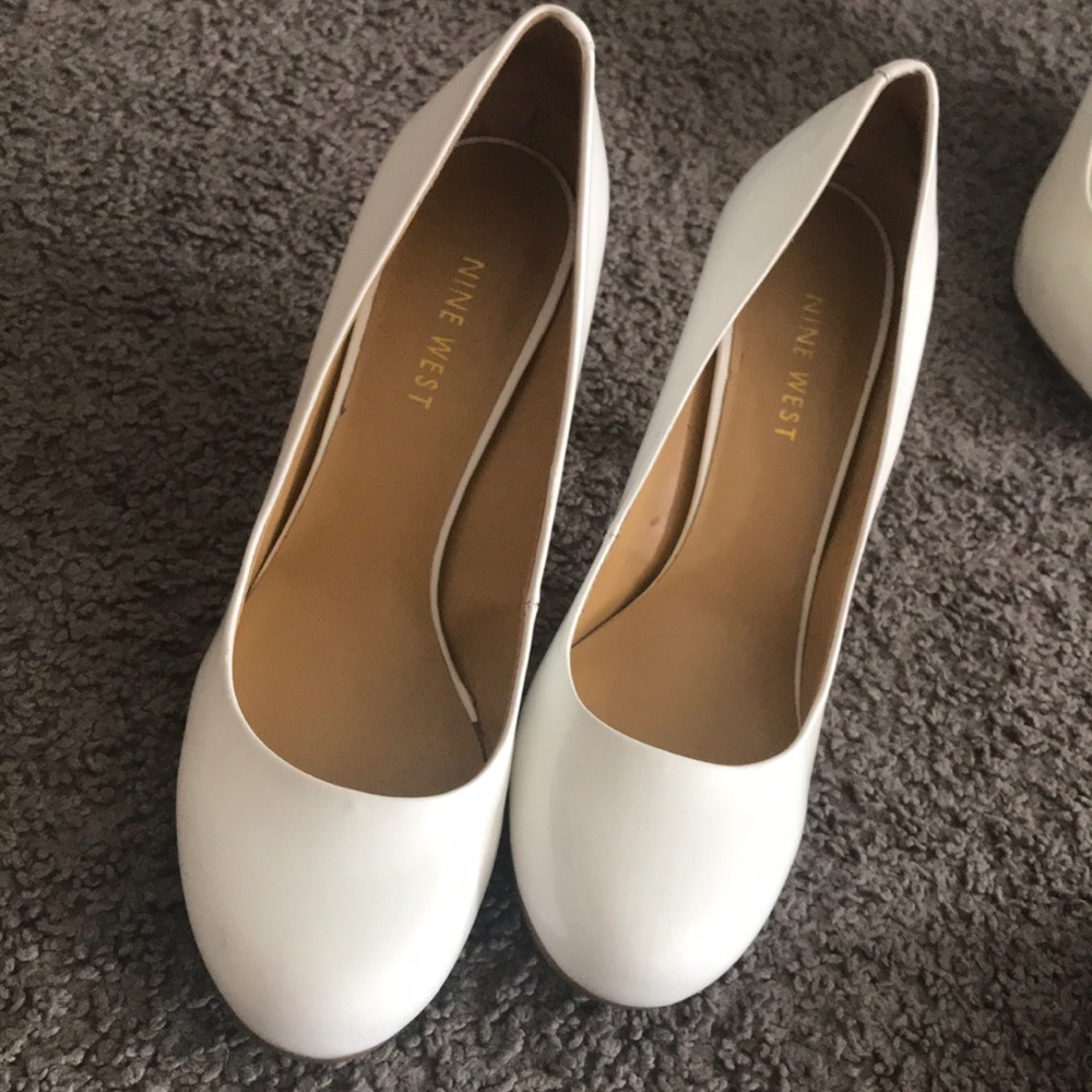 Varieties of dress shoes/sandals - Picture 8 of 16